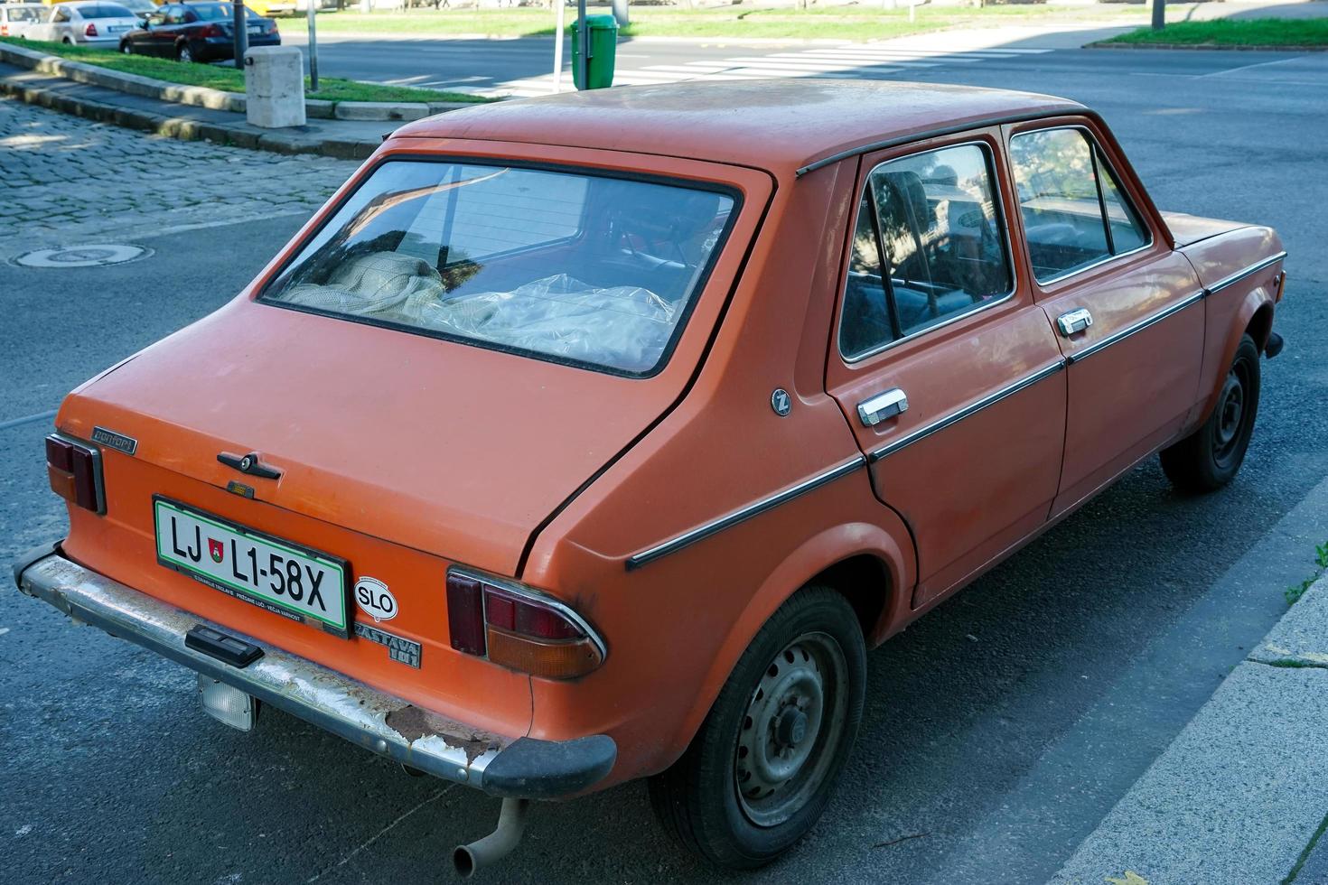 budapest, hungría, 2014. viejo coche zastava 101 en budapest foto