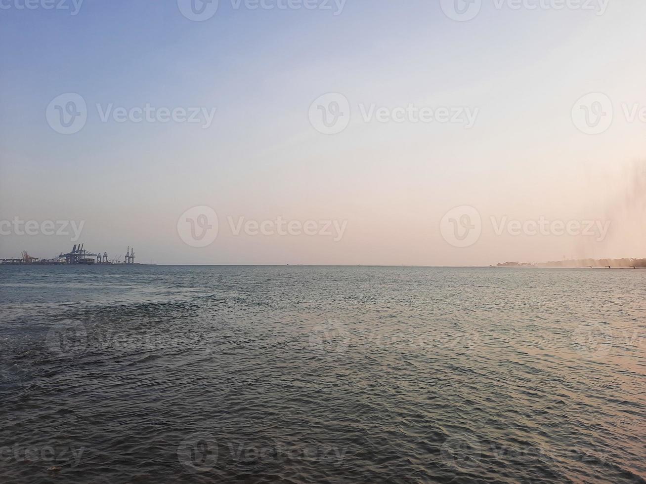 hermosa tarde en jeddah, corniche. la cornisa de jeddah, también conocida como jeddah waterfront, es una zona costera de la ciudad de jeddah, arabia saudí. ubicado a lo largo del mar rojo. foto