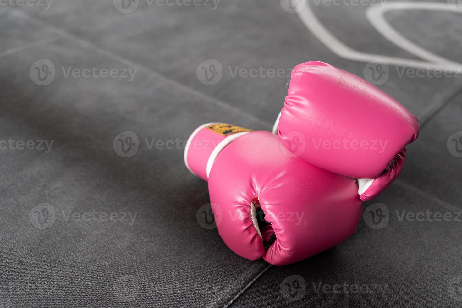 guantes de boxeo rosas para peleas de niñas y mujeres con espacio para copiar. foto