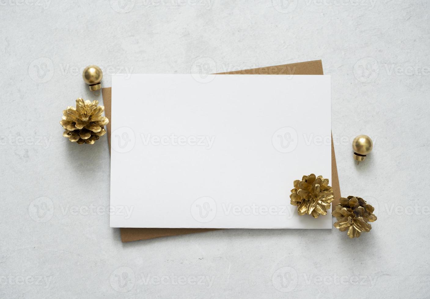 maqueta para una carta o una invitación de boda con ramas de eucalipto de hojas doradas. foto