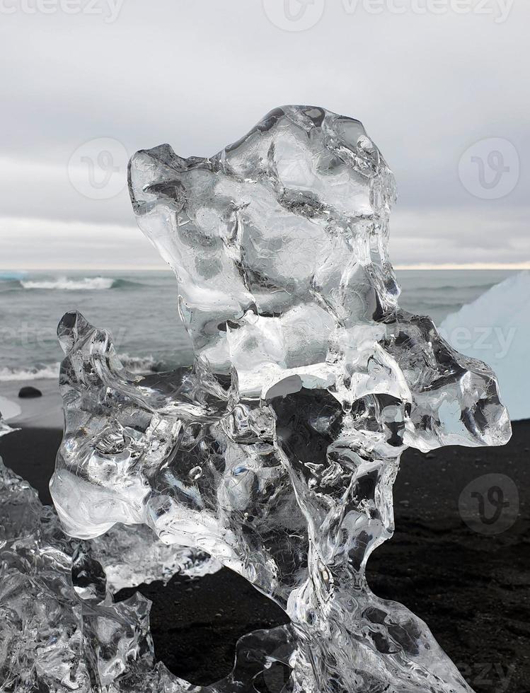 Trozos de hielo glacial arrastrados a tierra en Diamond Beach, Islandia foto