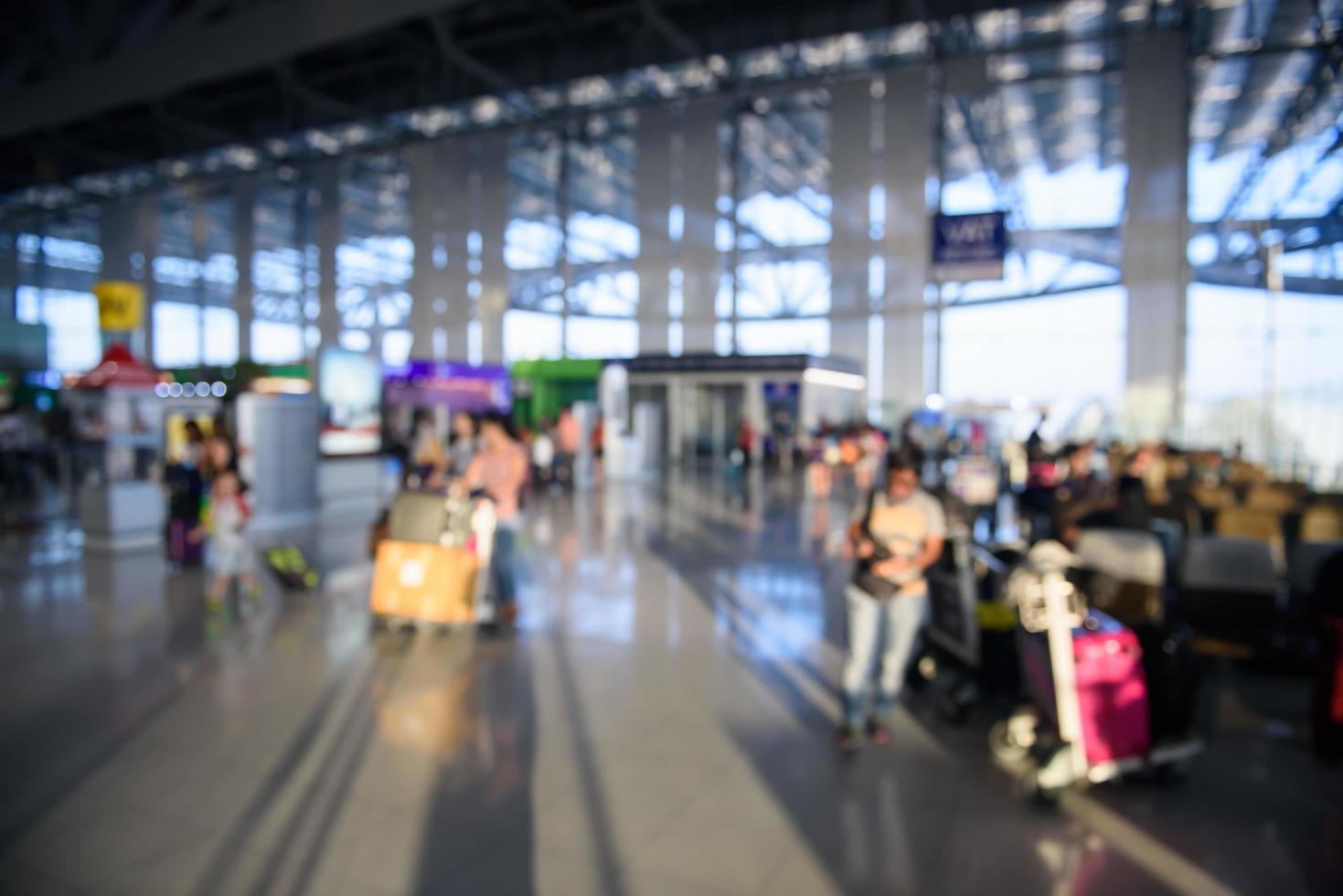 desenfoque de fondo aeropuerto de salida terminal con bokeh foto