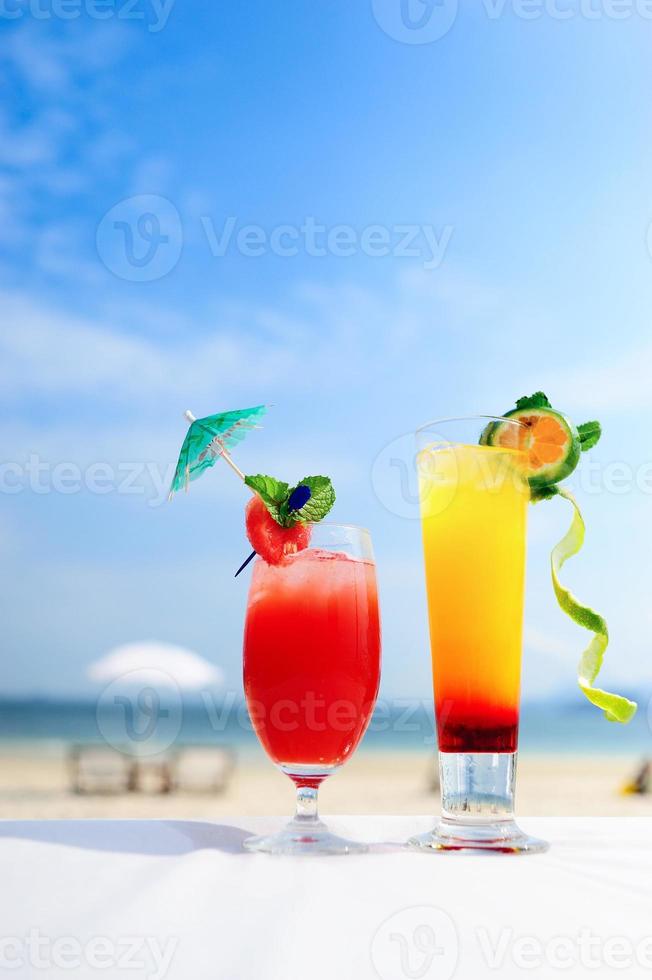 bebidas de verano con playa borrosa foto