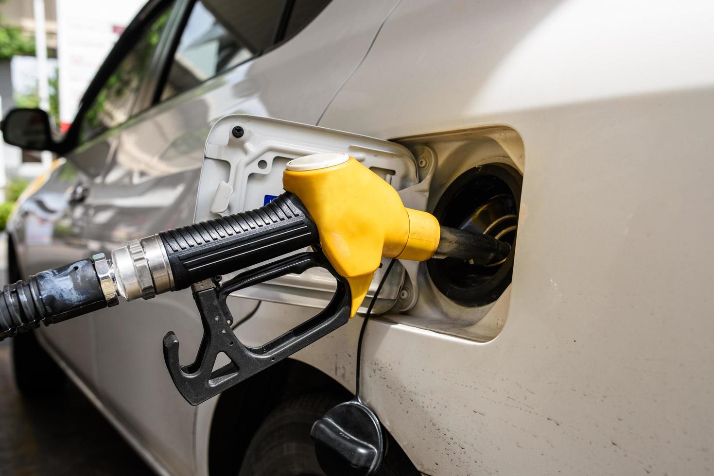 Boquilla de combustible durante el repostaje en una gasolinera. foto