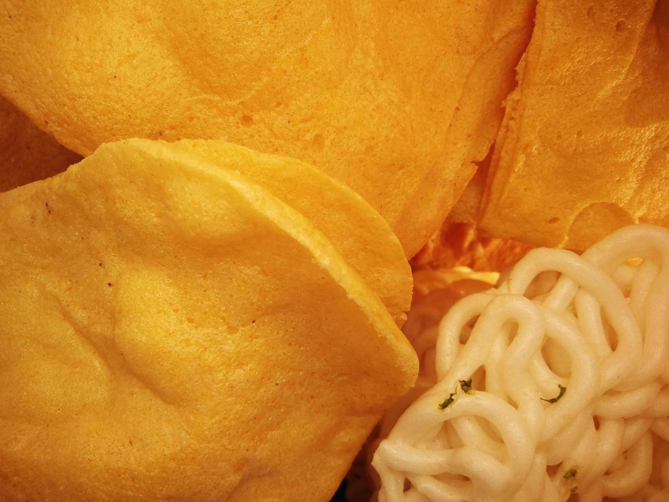 El camarón blanco crujiente y el camarón crujiente con piel son galletas fritas tradicionales de Indonesia, que a menudo se sirven como guarnición. foto