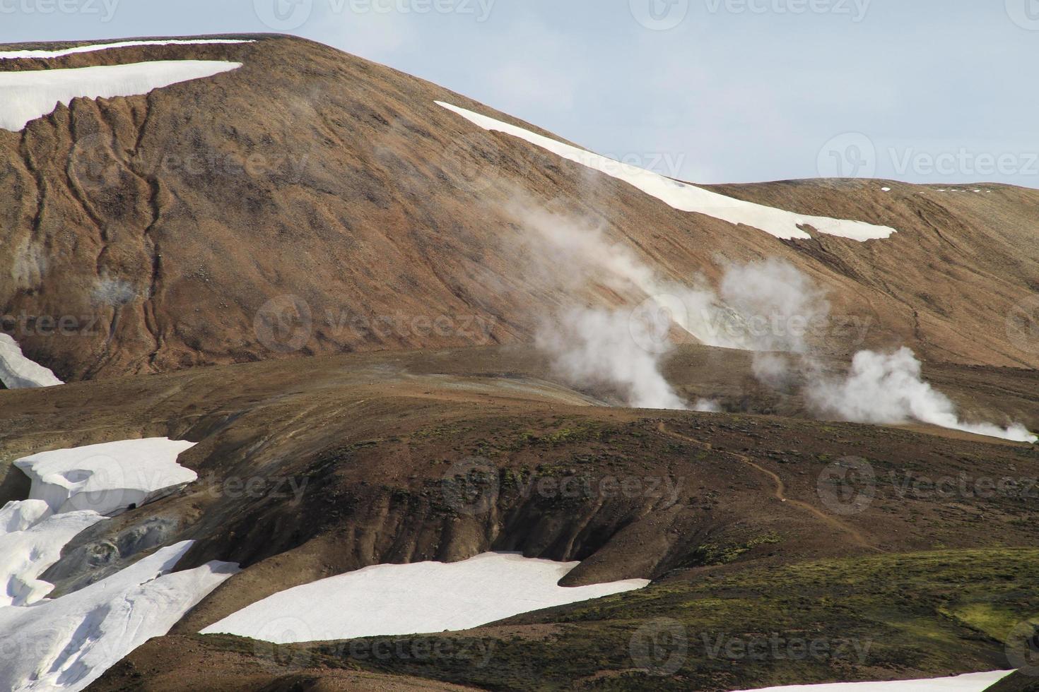 Cordillera escarpada y áreas cubiertas de nieve en Islandia foto