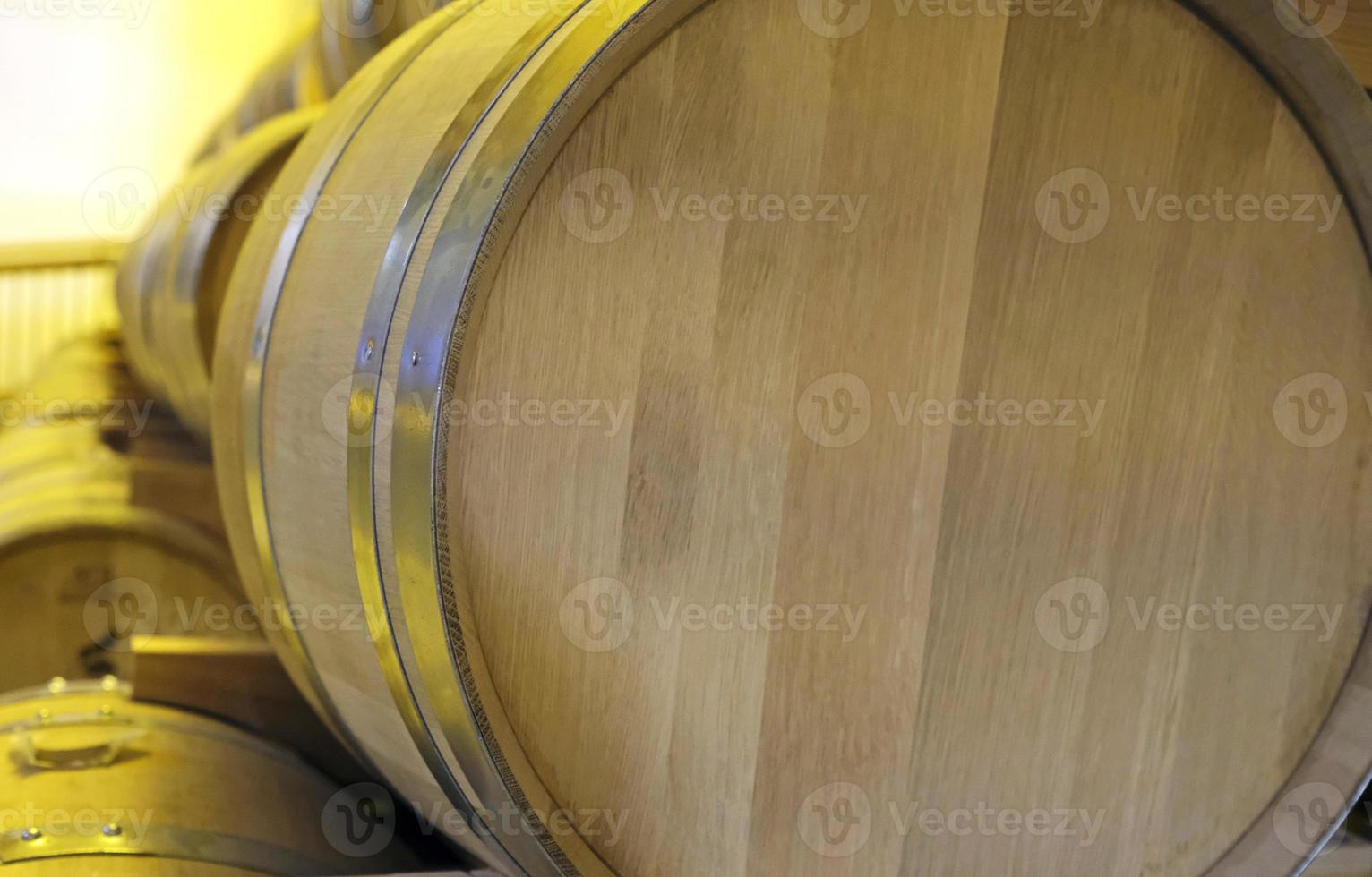 barriles apilados en una destilería de whisky foto