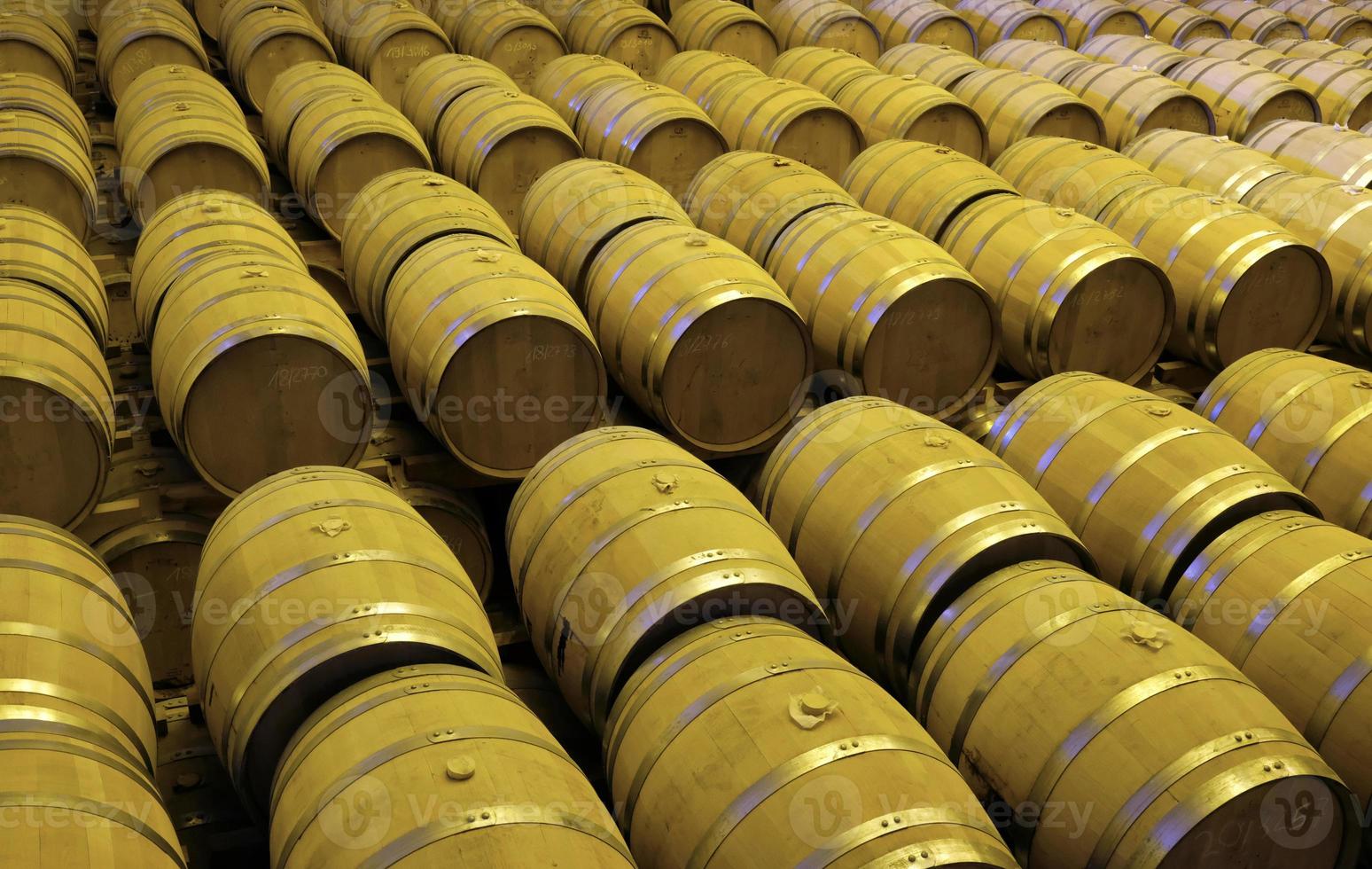 barriles apilados en una destilería de whisky foto