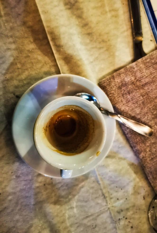 taza de café borracha todavía sucia con café, en un restaurante en la riviera de liguria foto