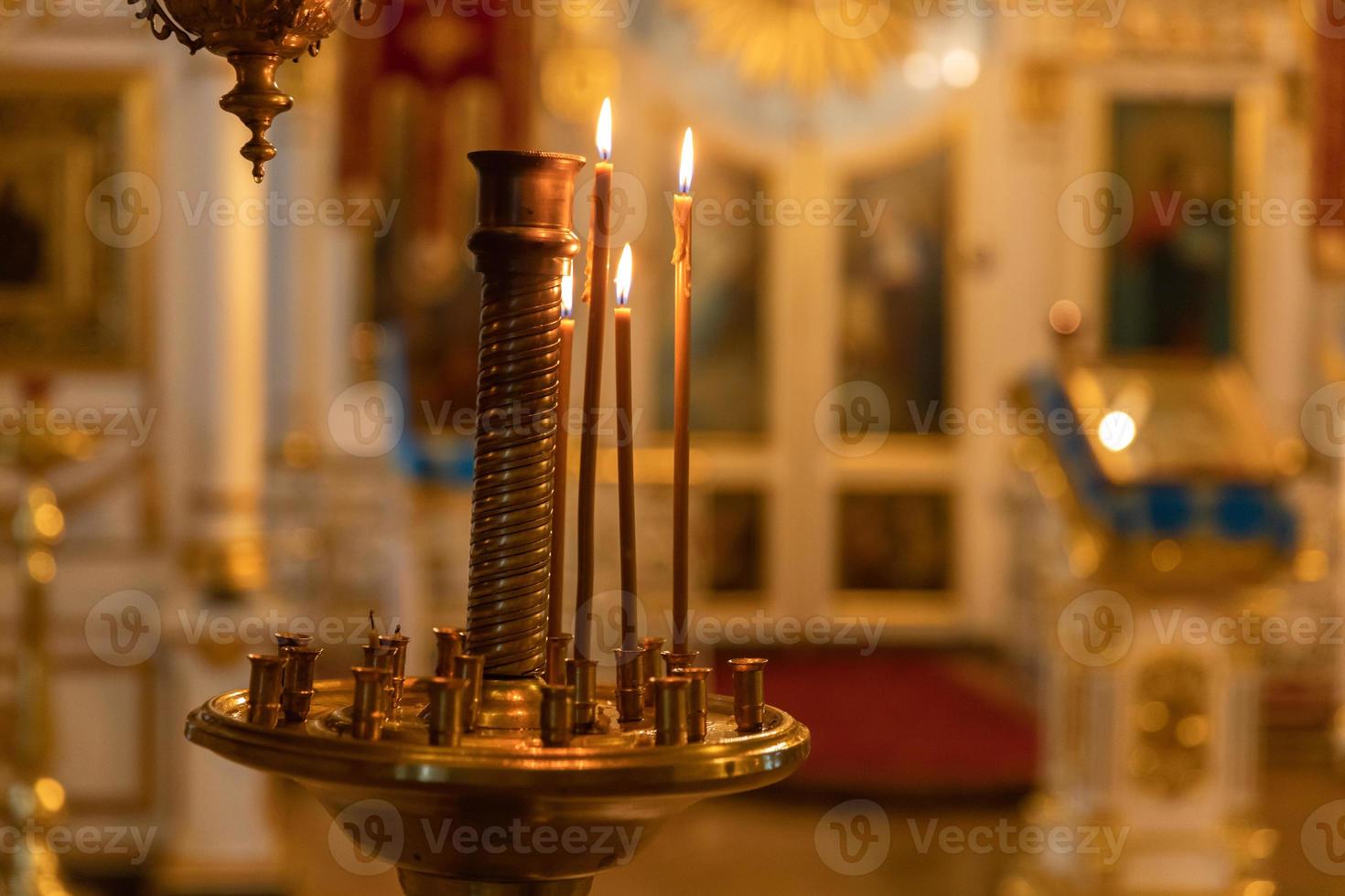 Iglesia Ortodoxa. cristiandad. decoración interior festiva con velas encendidas e icono en la iglesia ortodoxa tradicional en vísperas de pascua o navidad. religión fe orar símbolo. foto