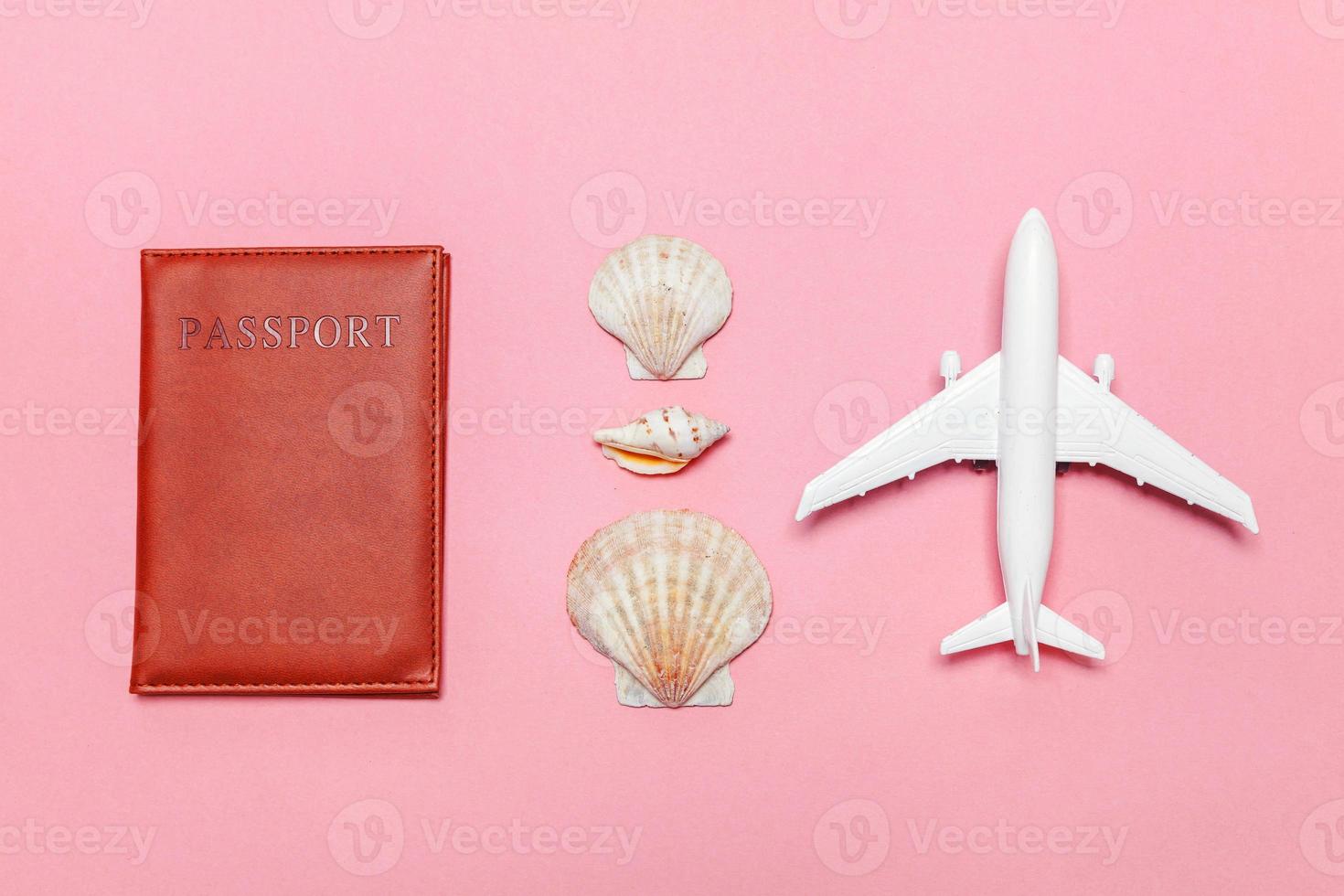 concepto de viaje de aventura de viaje plano simple mínimo con avión y pasaporte sobre fondo moderno de moda rosa pastel foto