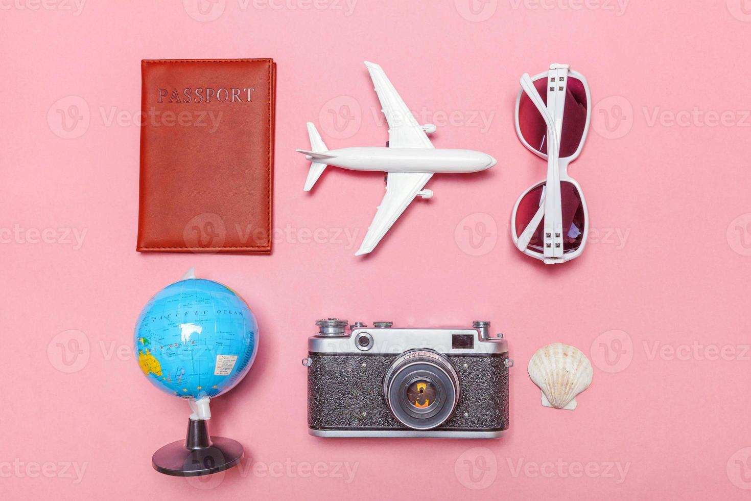 concepto de viaje de aventura de viaje plano simple mínimo sobre fondo moderno de moda rosa pastel foto