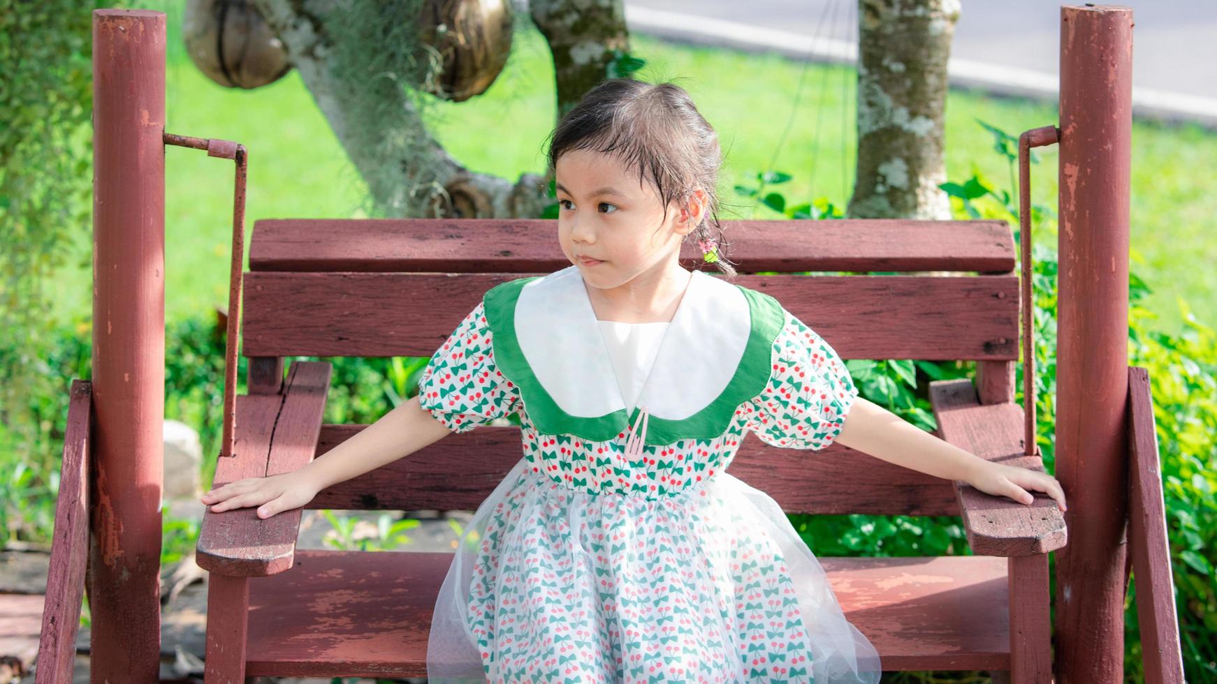 positiva encantadora niña asiática de 4 años de edad, pequeña niña  preescolar con adorable cabello de coletas sonriendo mirando a la cámara.  13281547 Foto de stock en Vecteezy