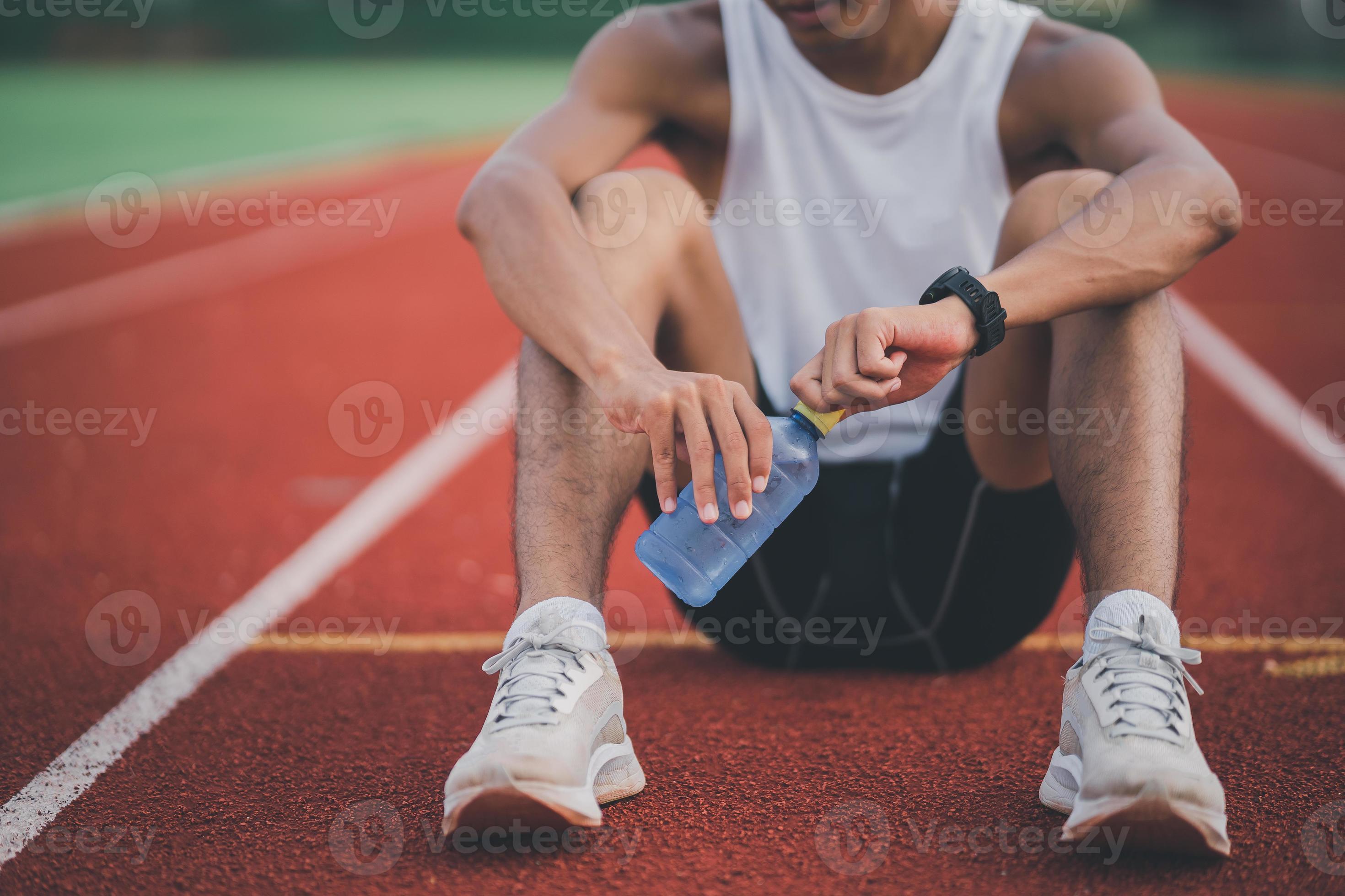 Hombre Cansado De Los Deportes Que Descansa Después De Correr Y Del  Entrenamiento Que Ejercitan Al Aire Libre Imagen de archivo - Imagen de  hermoso, aptitud: 71674429