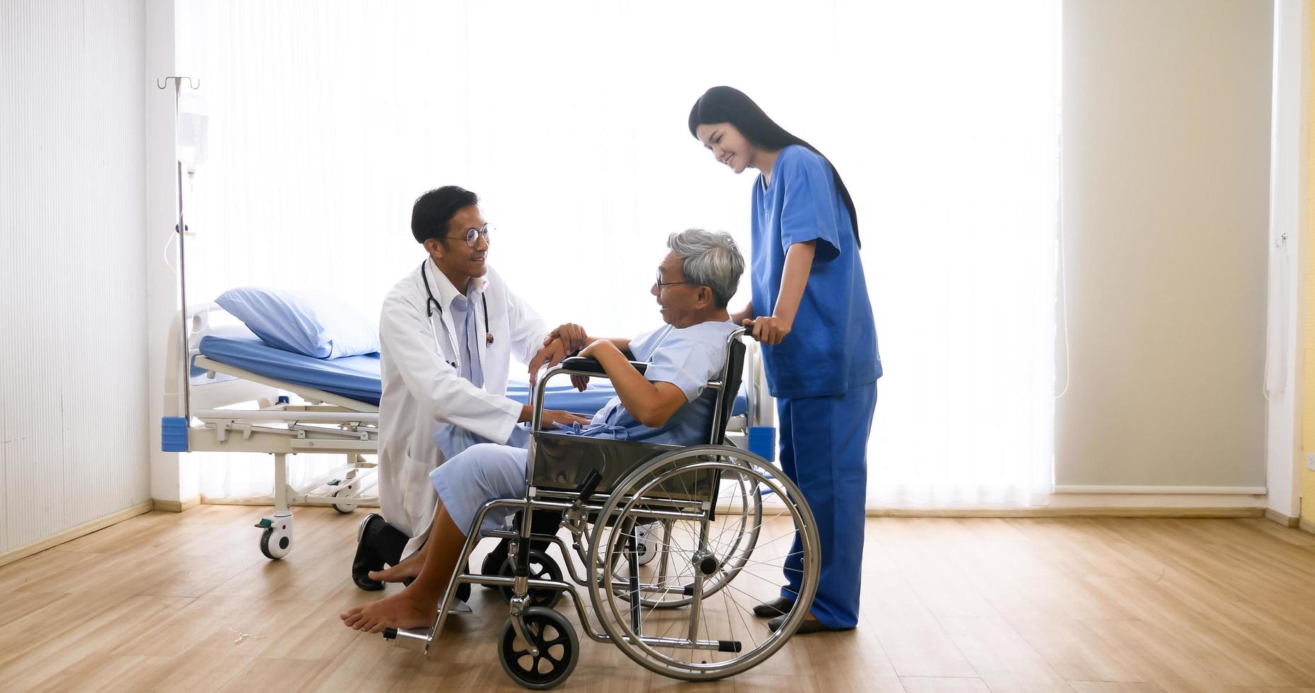 médico y enfermera cuidando a un paciente adulto en la habitación del hospital. foto
