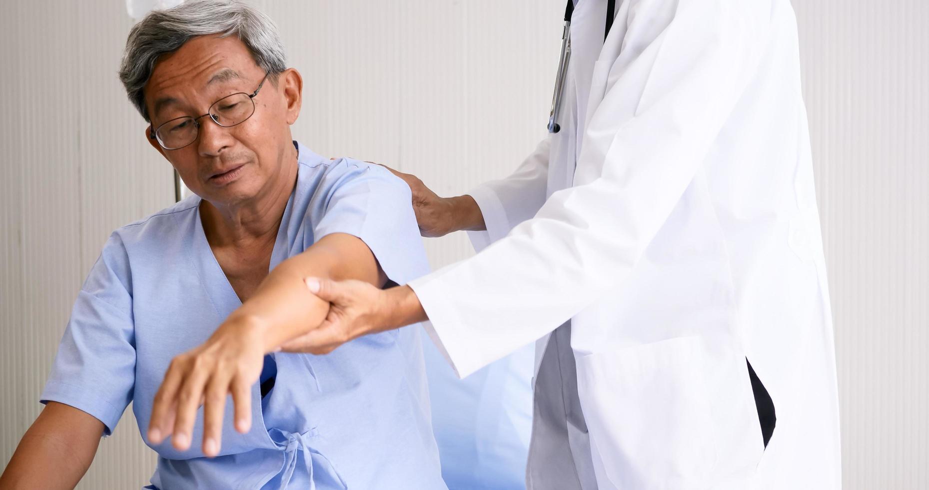 fisioterapeuta que realiza fisioterapia para pacientes adultos en la habitación del hospital. foto