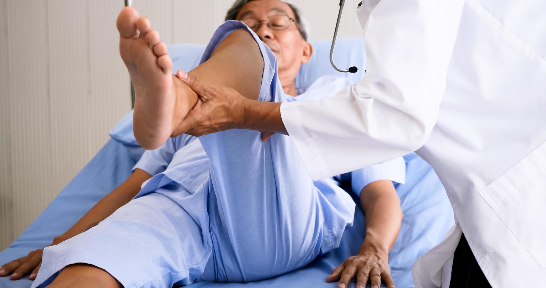 fisioterapeuta que realiza fisioterapia para pacientes adultos en la habitación del hospital. foto