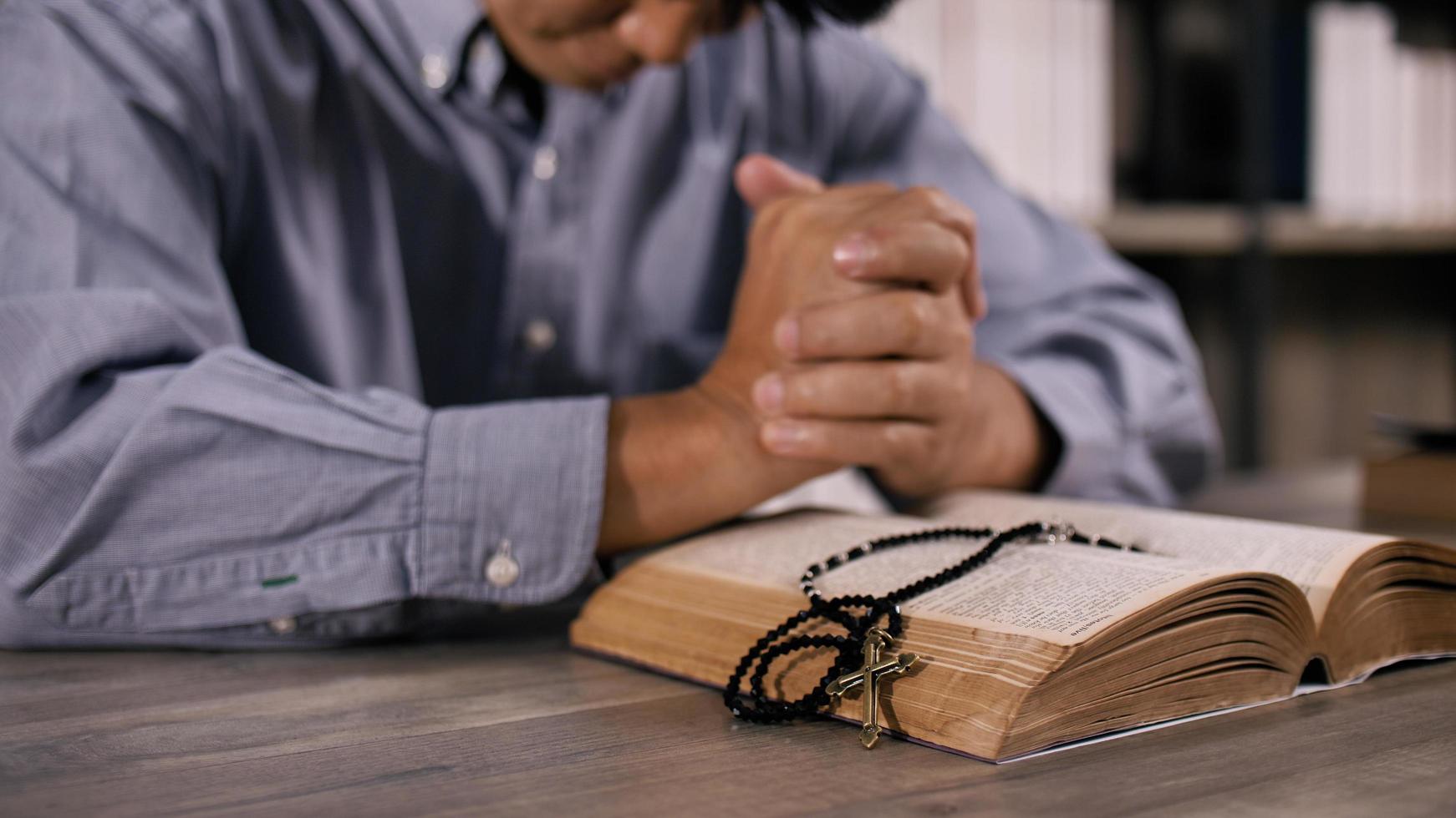 un joven cristiano asiático rezando a Jesucristo en una iglesia. foto