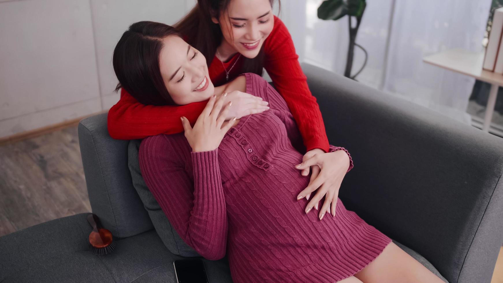 feliz pareja lesbiana embarazada pasando tiempo juntos en casa. foto