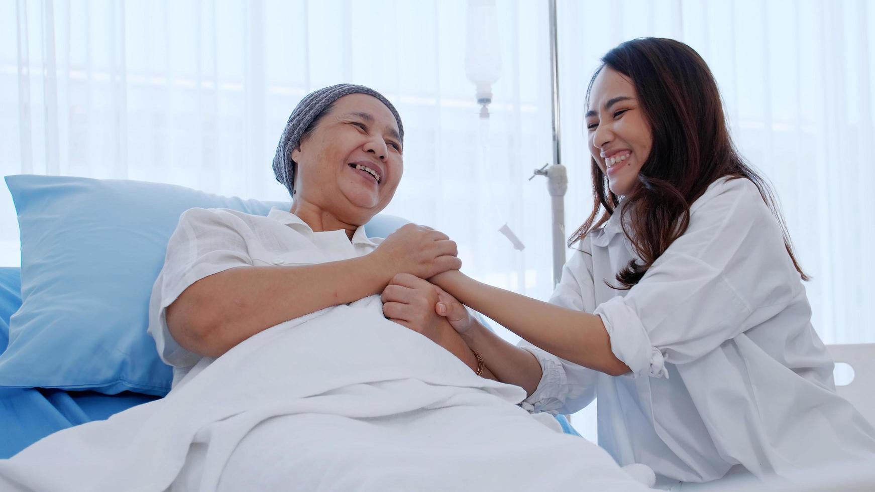 hija alienta y consuela a una madre con cáncer durante la hospitalización. foto