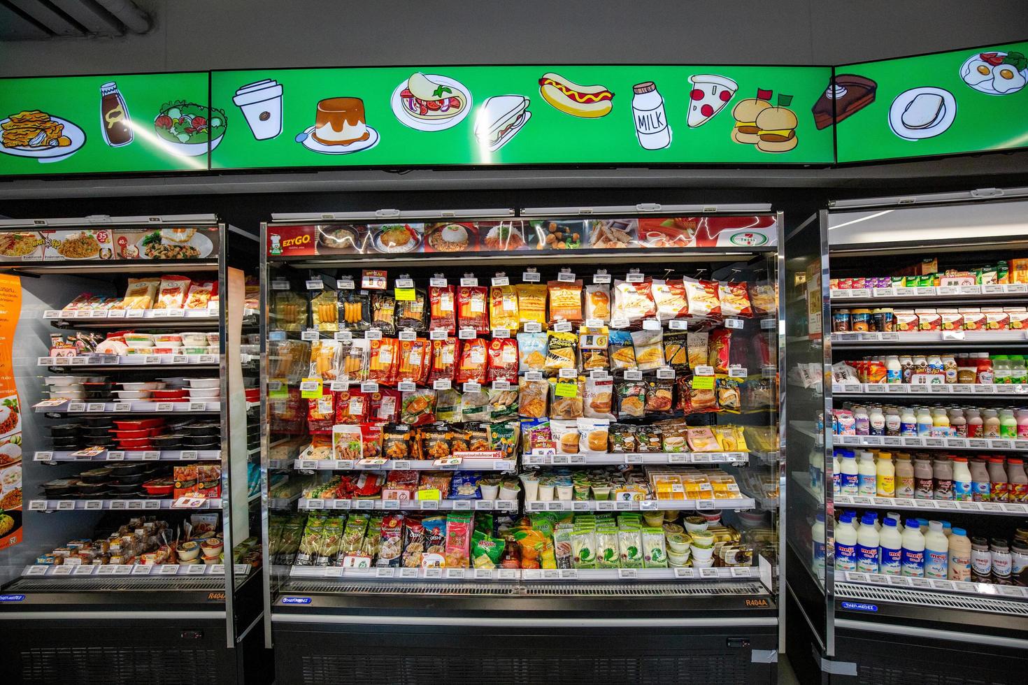 mini tienda 7.11, bangkok, tailandia mayo de 2019 alimentos y bebidas listos para comer en el supermercado internacional marca 7-eleven tienda con tipo de producto por buena disposición del producto. foto