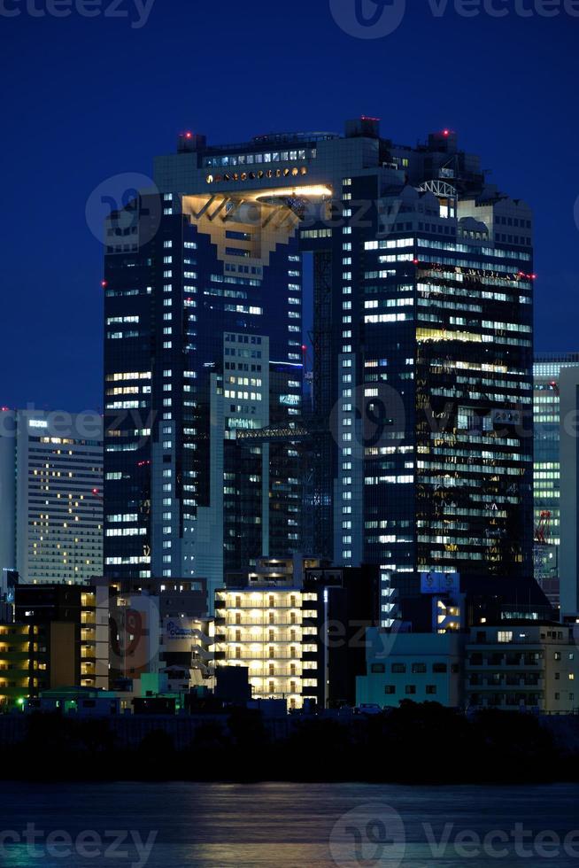 edificio del cielo de umeda en la noche foto