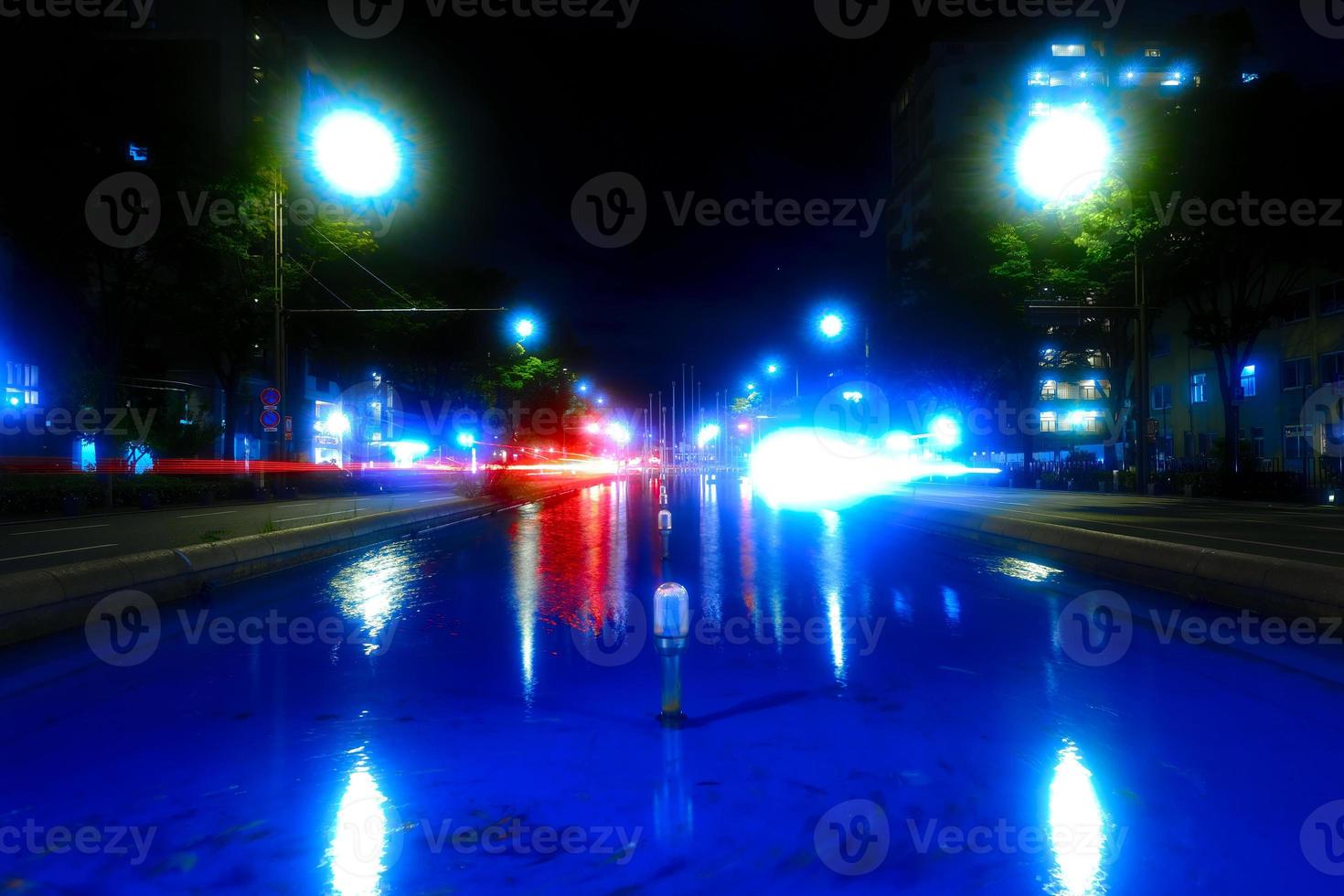 senderos de luz neblinosa a lo largo de la piscina de la fuente por la noche foto