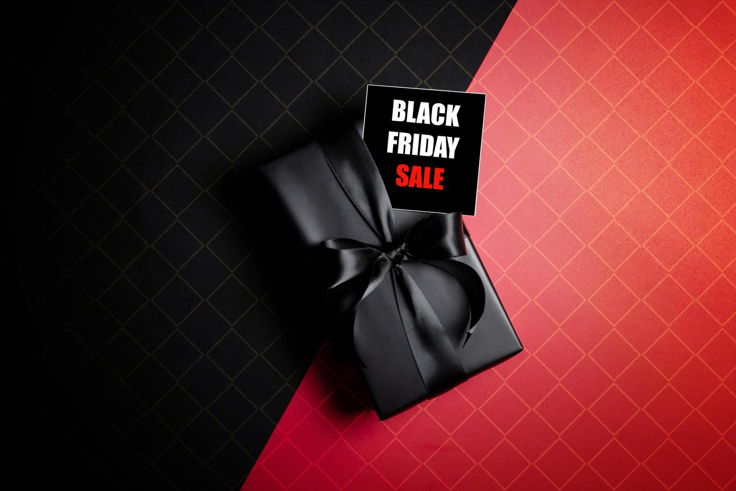 Black friday mockup with gift box and label copyspace Premium Psd photo