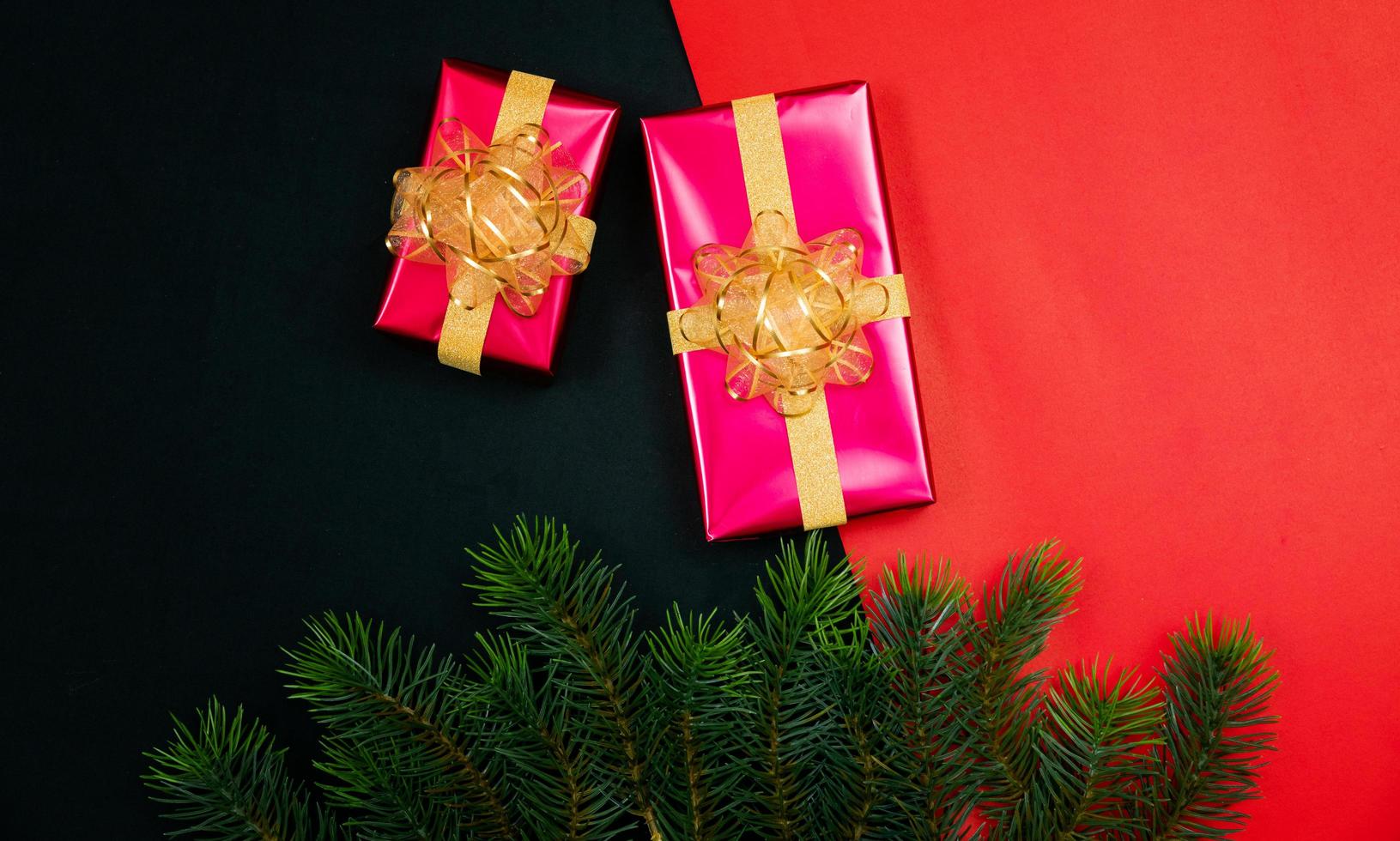 concepto de fondo de navidad. vista superior de la caja de regalo de navidad bolas de oro con ramas de abeto foto