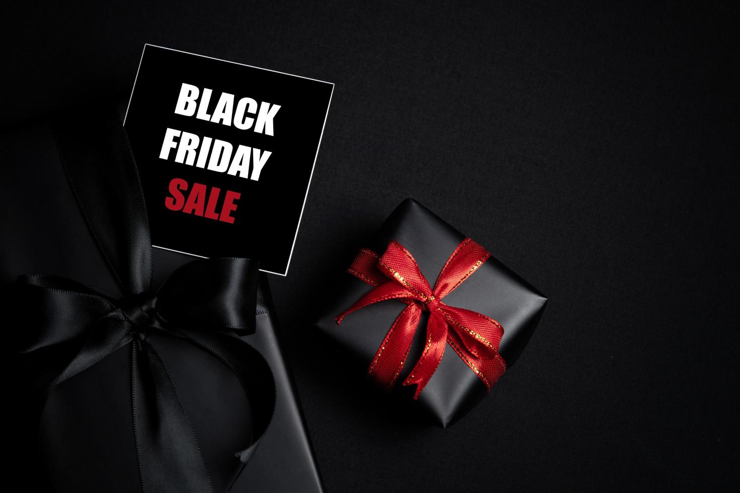 Black friday mockup with gift box and label copyspace Premium Psd photo