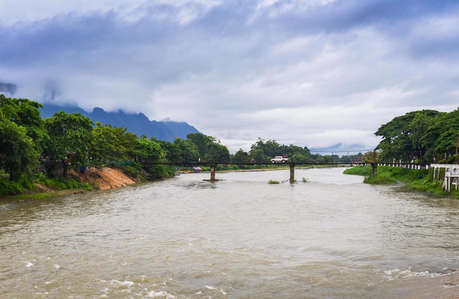 puente colgante río de la canción en vang vieng laos foto