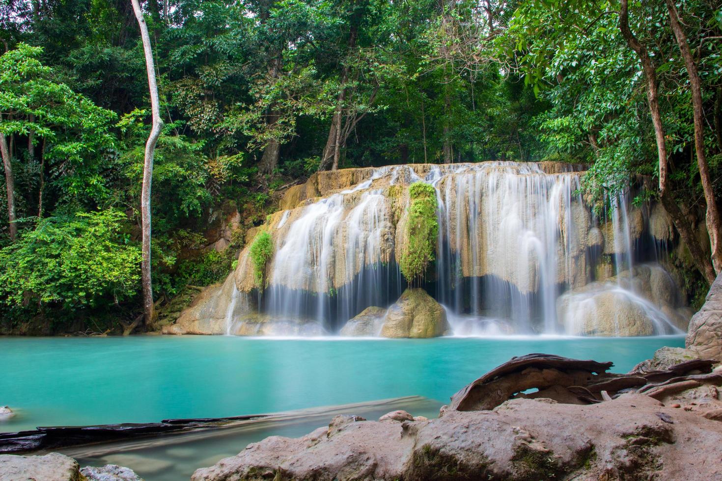 hermosa cascada de erawan en medio de la selva tropical, cascada de erawan, kanchanaburi, tailandia foto