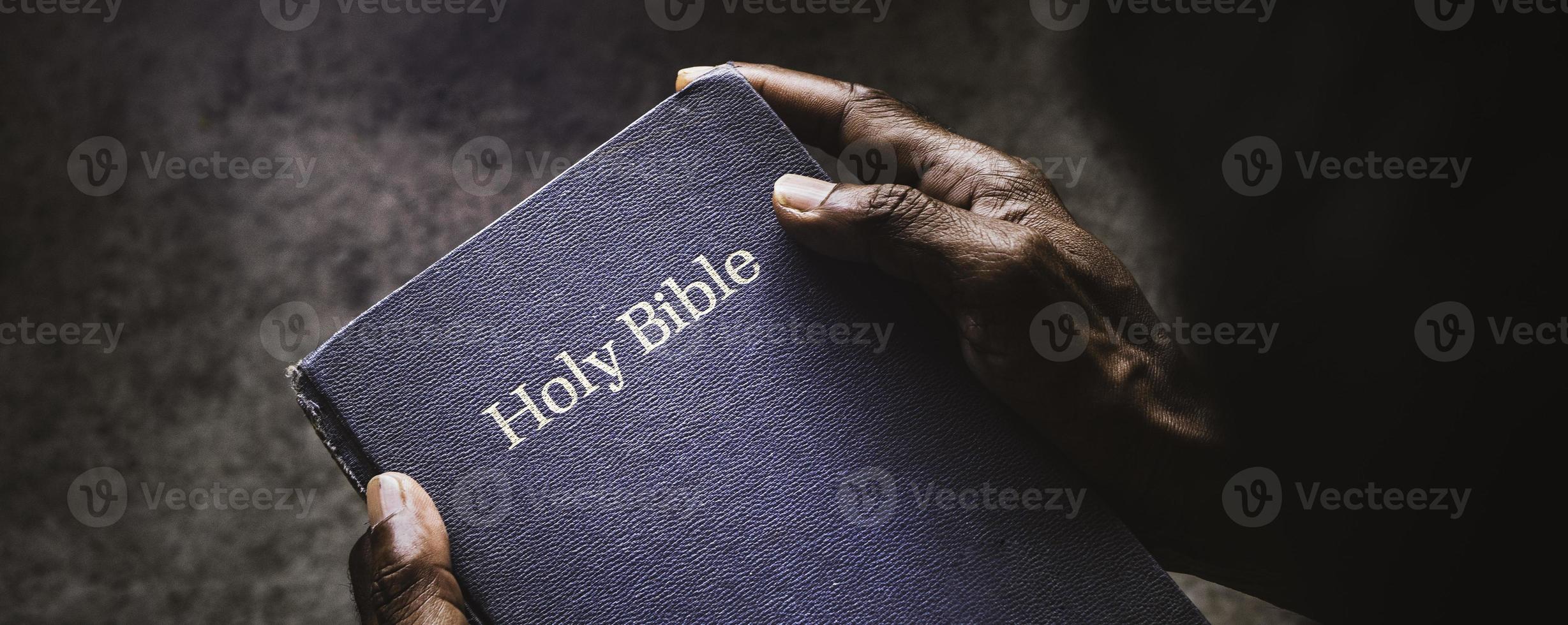 primer plano de una vieja biblia sagrada foto