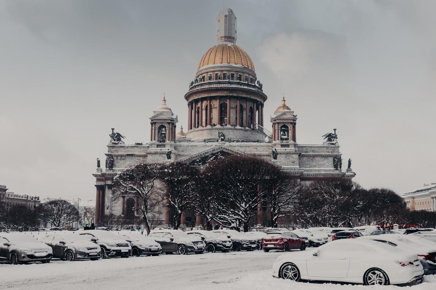 catedral de san isaac en san petersburgo, rusia. hermosa vista del monumento histórico o punto de referencia durante el invierno. muchos coches cerca. edificio de arquitectura. foto