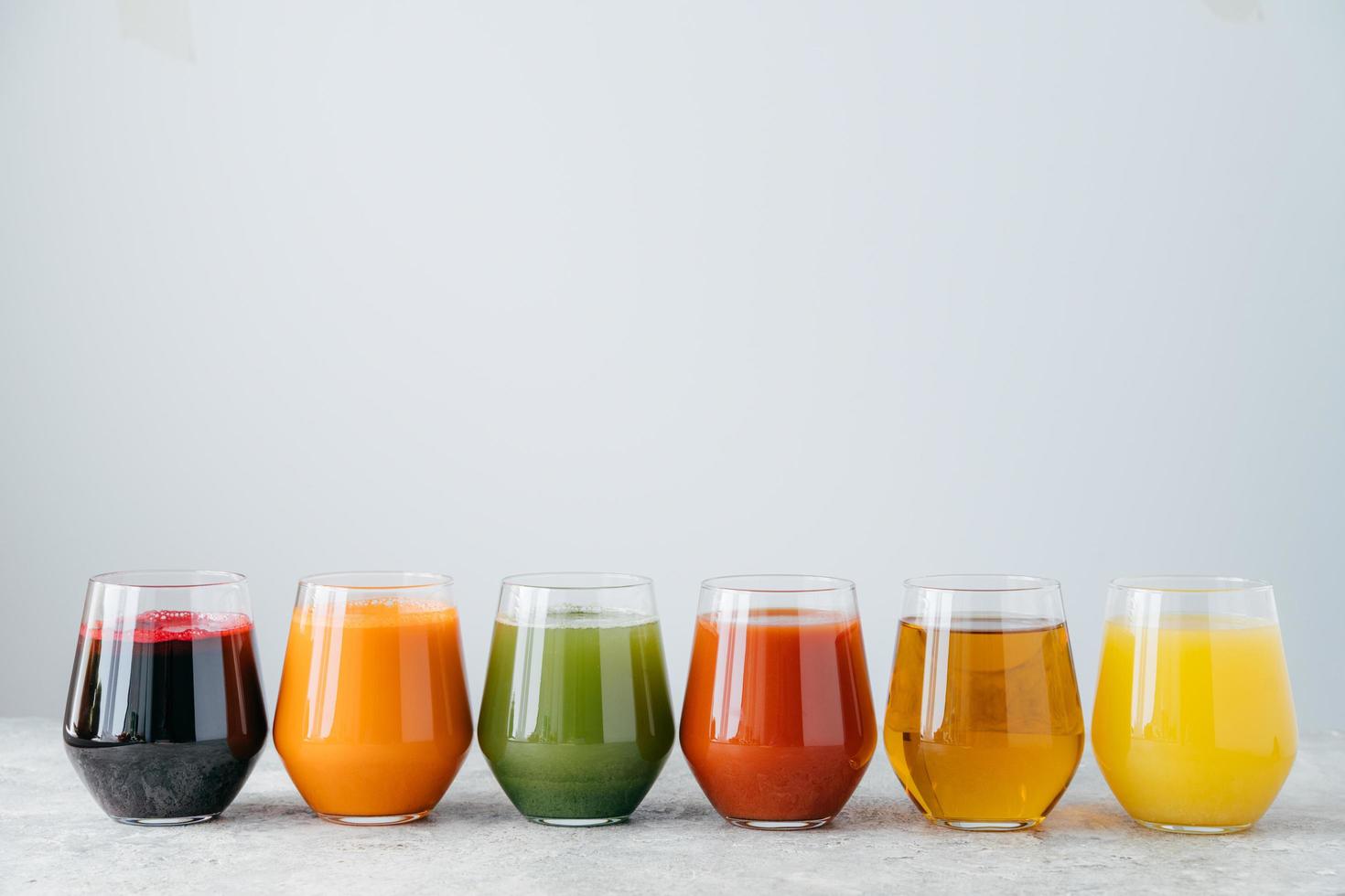 Jugo de fruta saludable en vasos aislado sobre fondo blanco. tiro horizontal. bebida deliciosa y refrescante. bebida colorida foto