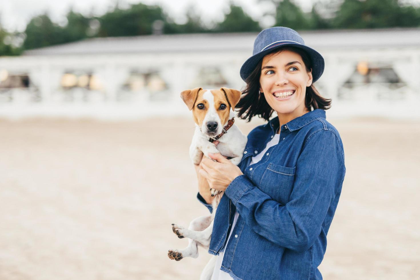 modelo femenino con mascota foto