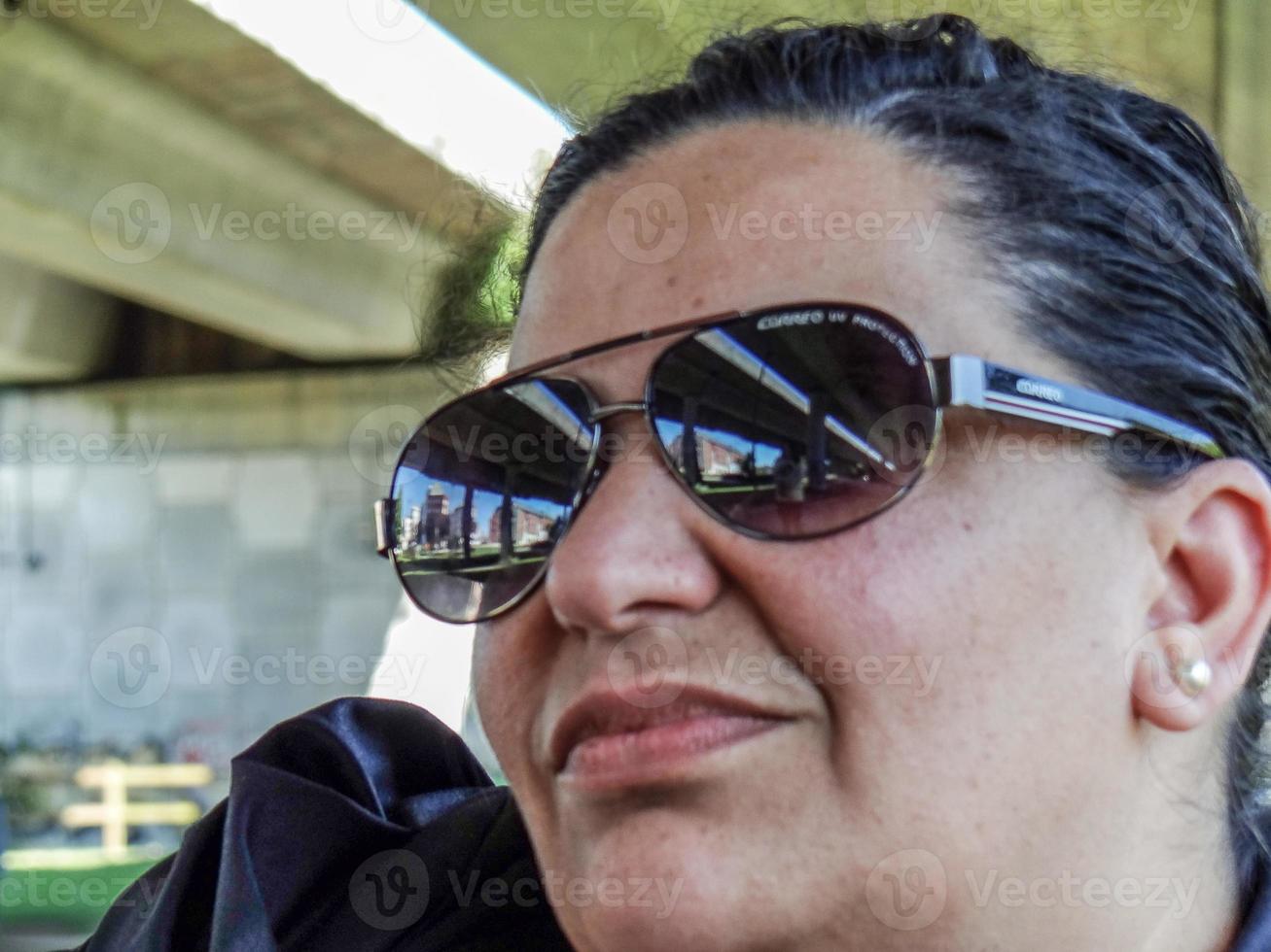 mujer joven en el banquillo foto