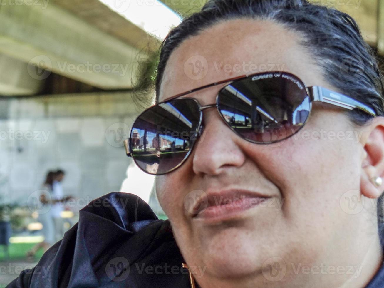 mujer joven en el banquillo foto