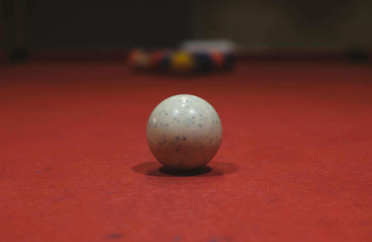 bolas de billar en la mesa de billar roja foto