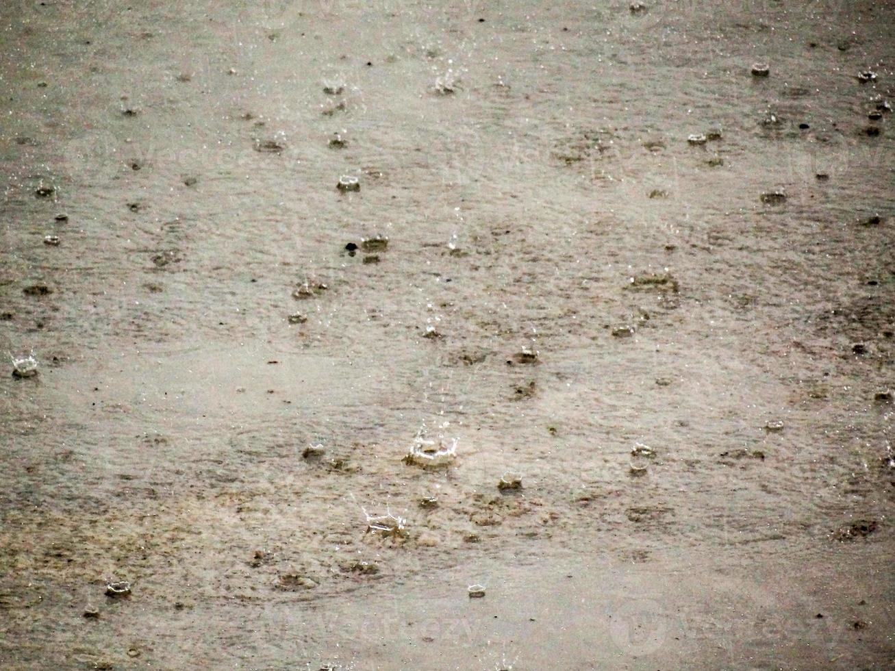 gotas de lluvia contra el hormigón foto