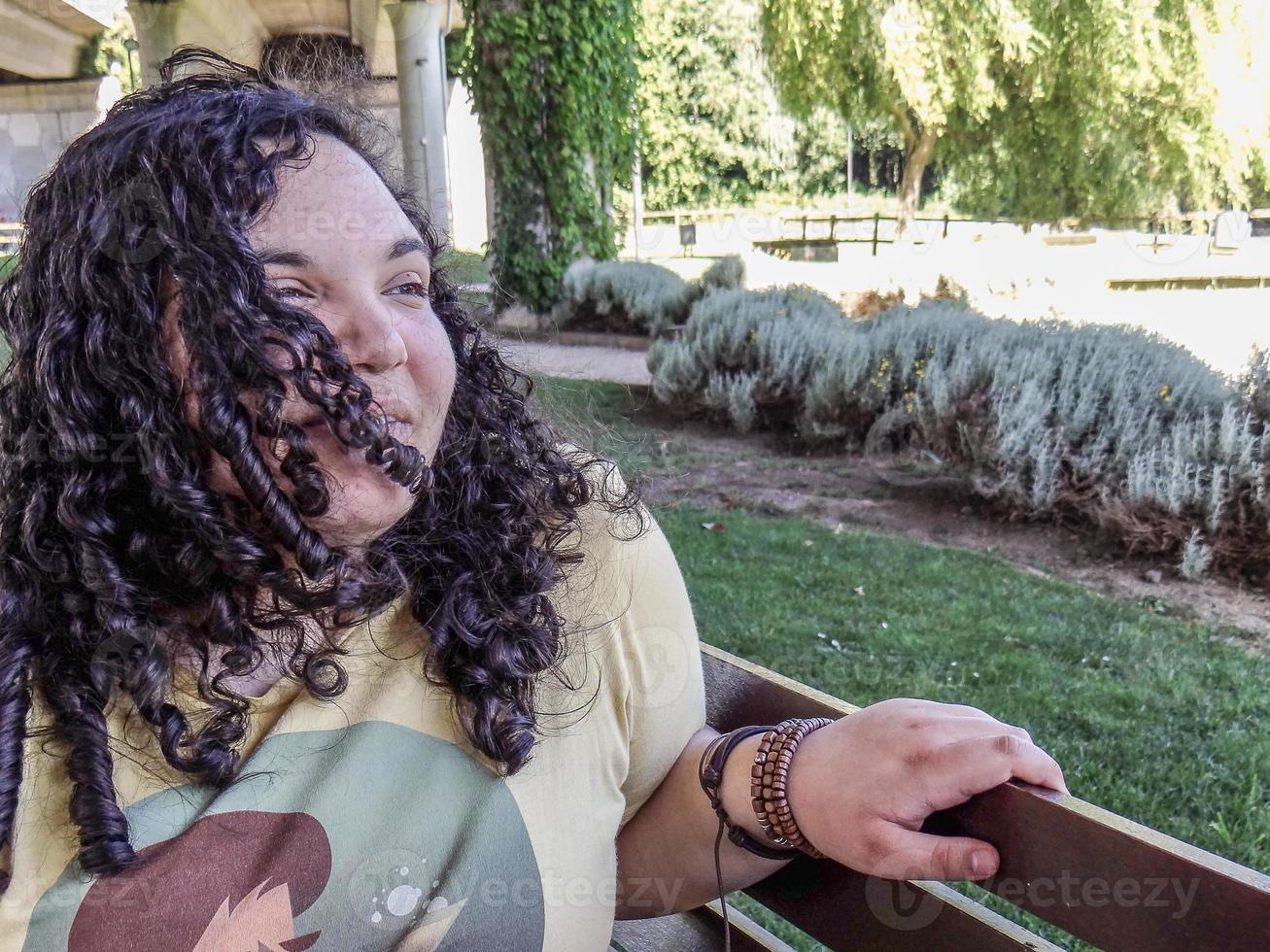 niña en el parque foto