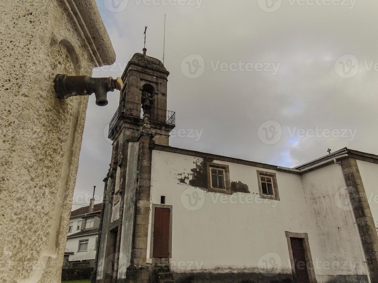 la iglesia y la fuente foto