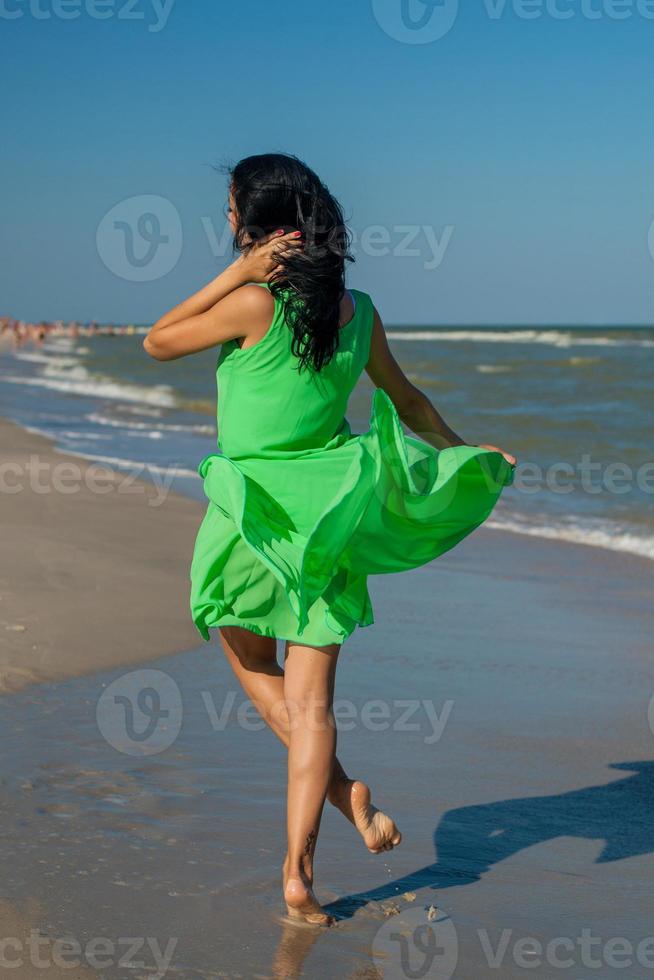 joven alegre en el mar foto