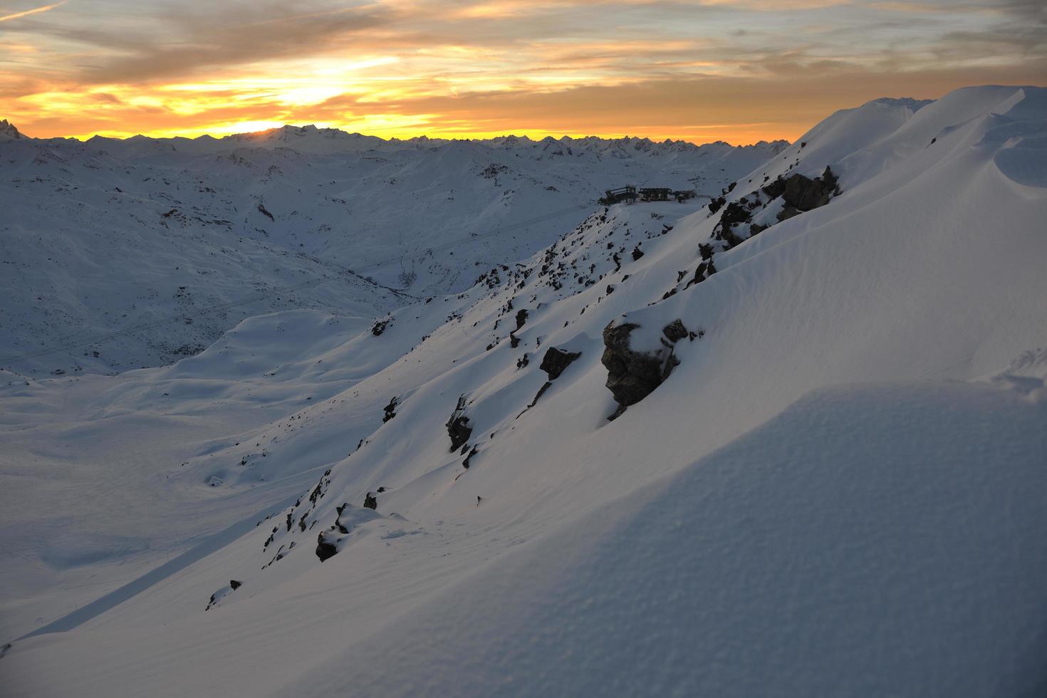 montaña nieve puesta de sol foto