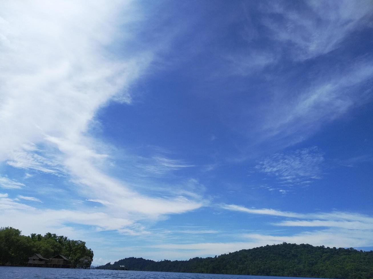 una isla tropical con hermoso paisaje foto