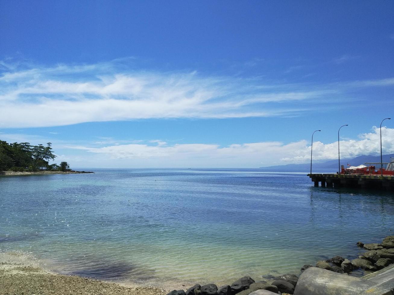 una playa en una isla tropical con puerto foto