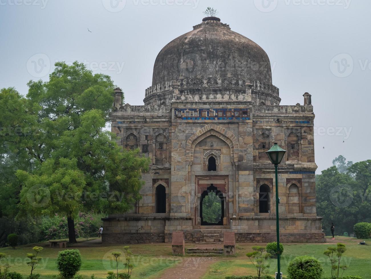 arquitectura mogol dentro de los jardines lodhi, delhi, india, se dice que la hermosa arquitectura dentro de la mezquita de tres cúpulas en el jardín lodhi es la mezquita del viernes para la oración del viernes, tumba del jardín lodhi foto