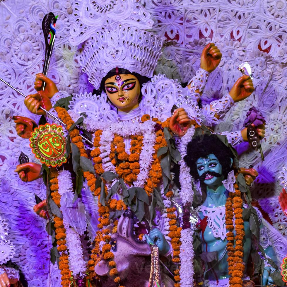 diosa durga con aspecto tradicional en una vista de cerca en un sur de kolkata durga puja, ídolo de durga puja, el festival hindú navratri más grande de la india foto