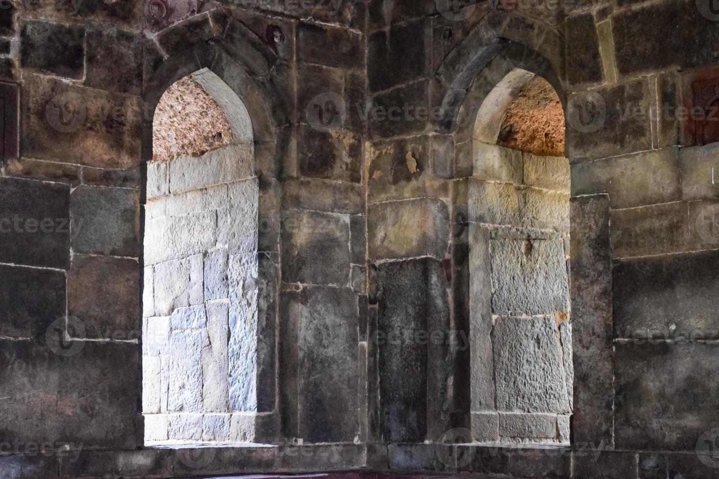 arquitectura mogol dentro de los jardines lodhi, delhi, india, se dice que la hermosa arquitectura dentro de la mezquita de tres cúpulas en el jardín lodhi es la mezquita del viernes para la oración del viernes, tumba del jardín lodhi foto