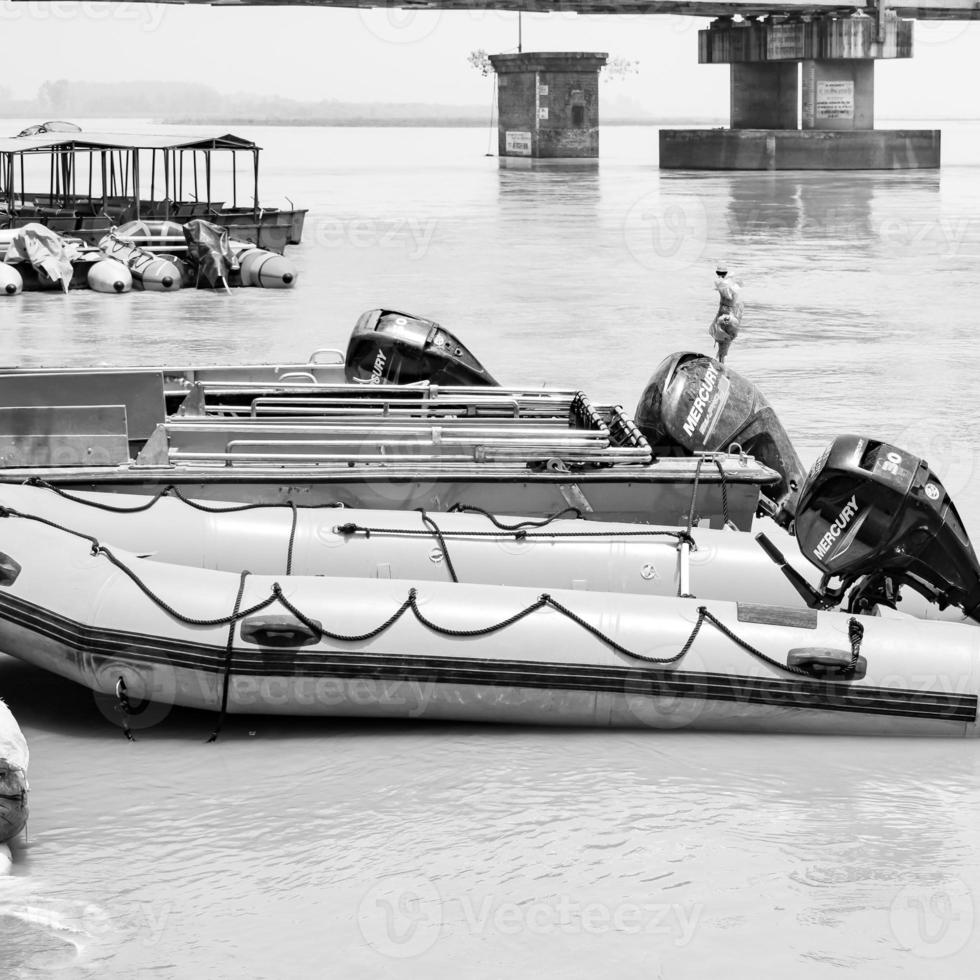 ganga como se ve en garh mukteshwar, uttar pradesh, india, se cree que ganga es el río más sagrado para los hindúes, vista de garh ganga brij ghat, que es un lugar religioso famoso para los hindúes - blanco y negro foto